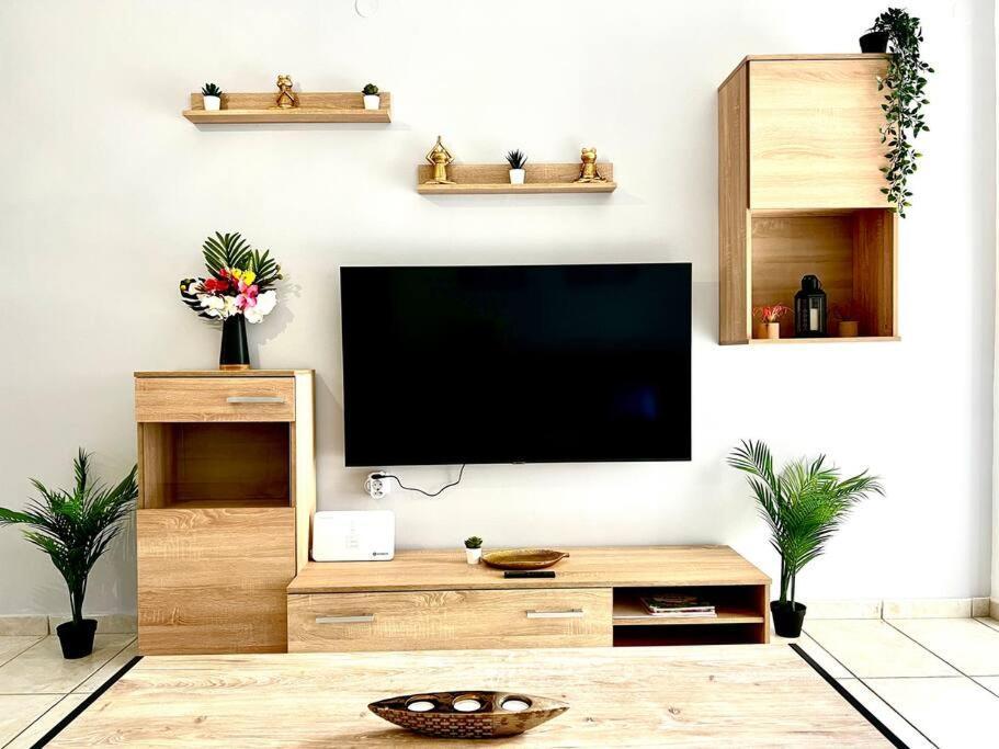 Modern Condo With Garage Near The Square And Beach Egio Exterior foto